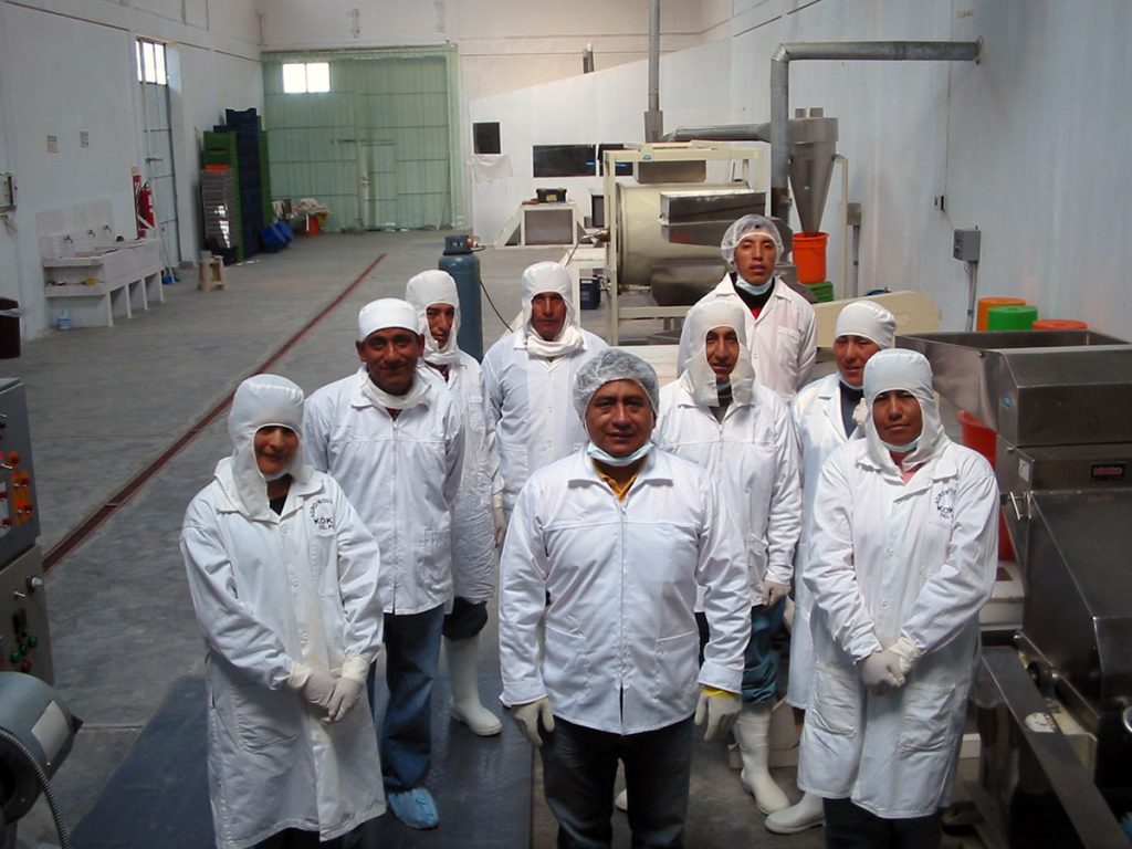 Luis nous présente l’équipe responsable de la fabrication de la maca